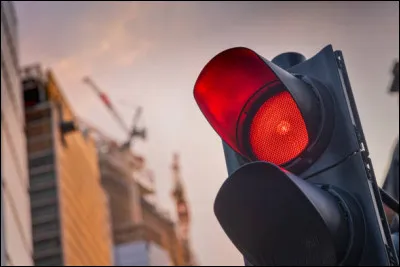 Tu es sur une route déserte et il y a un feu rouge
Que fais-tu ?