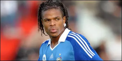 Ce footballeur, qui a joué comme attaquant à Lyon et à Nice ainsi qu'en équipe de France de 2009 à 2014, se nomme Loïc ...