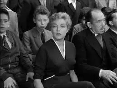 C'est son premier passage devant la caméra. Mais quel est donc ce jeune figurant derrière Simone Signoret ?
