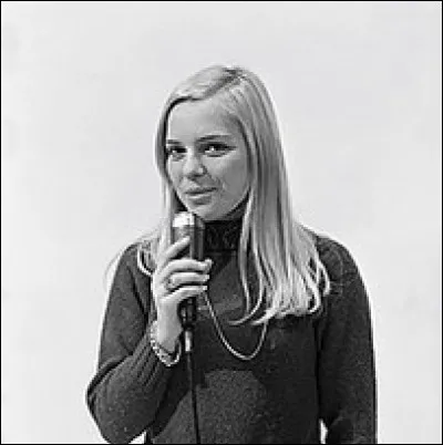 Quelle est cette chanteuse au tout début de sa carrière ?