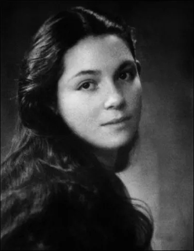 C'est la seule qui n'est pas d'origine française mais à 12 ans, elle commence à prendre des leçons de chant. Sa sœur Eugenía apparaît comme celle qui a le plus de talent, mais elle la dépasse car elle est dotée d'une voix unique, l'une de ses cordes vocales présentant un épaississement congénital. Quelle est cette chanteuse internationale ?