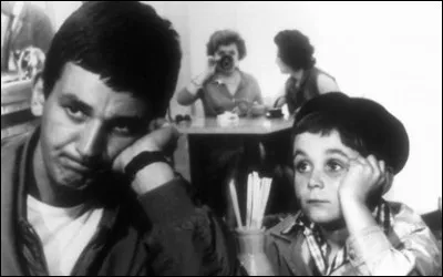 Avec des débuts difficiles cet artiste enchaîne de petits rôles comme ici dans ''Bébert et l'omnibus'' (1963). Quel est ce chanteur aujourd'hui disparu ?