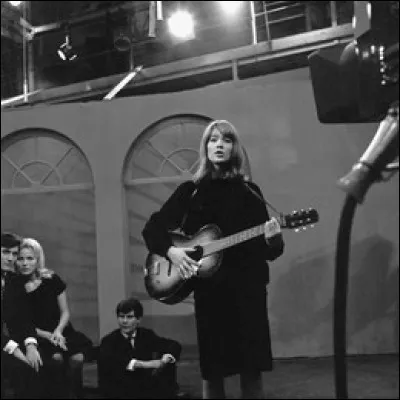 Voici une chanteuse plutôt timide à ses débuts. Quelle est cette débutante au petit conservatoire de la chanson ?