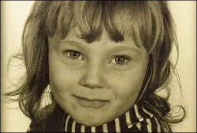 Avec le soutien de sa mère, elle commence à donner des concerts dès l'âge de 8 ans, reprenant les standards de l'époque. Quelle est cette jeune fille de Moselle devenue star ?