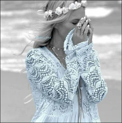 Qui chante "Parfois sans voix, elle dessine des illusions, quand la joie s'en va, avec patience et passion" dans sa chanson "Il était une femme" ?