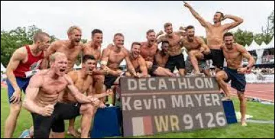 Vous devez marquer le plus de points dans 10 disciplines de l'athlétisme.