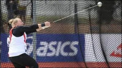 Ce poids de 7,26 kg est accroché à une poignée métallique et doit être lancé le plus loin possible.