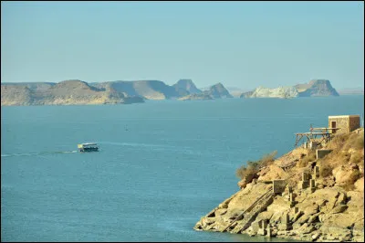 Quel est ce lac artificiel de 500 km de long, situ&eacute; entre l'&Eacute;gypte et le Soudan, cr&eacute;&eacute; par la construction du barrage d'Assouan entre 1958 et 1970 ?