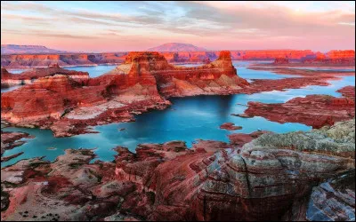 Quel est ce lac artificiel cr&eacute;&eacute; par la construction d'un barrage en 1963 sur le fleuve Colorado, son nom est li&eacute; au premier homme qui a descendu le Colorado en 1869 ?