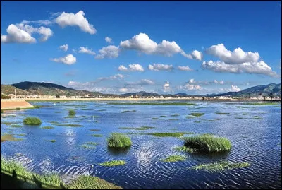 Quel ce lac d'eau sal&eacute;e, le plus grand de Chine, situ&eacute; 3 205 m&egrave;tres d'altitude au Tibet, site sacr&eacute; du bouddhisme tib&eacute;tain ?