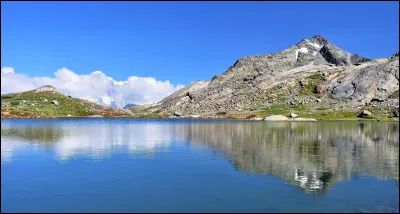 Quel est ce lac, le plus grands des 5 lacs d'Am&eacute;rique du Nord, plus vaste &eacute;tendue d'eau douce du monde avec 82 250 km2 &agrave; cheval entre les &Eacute;tats-Unis et le Canada ?