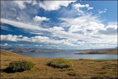 Quel est ce lac sal&eacute;, le plus grand de Mongolie, class&eacute; patrimoine mondial par l' UNESCO en raison de son grand int&eacute;r&ecirc;t biologique ?