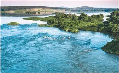 Quel est ce lac de Tanzanie, le plus grand d'Afrique avec 68 800 km2, source du Nil blanc, son nom est li&eacute; &agrave; la reine d'Angleterre qui r&eacute;gnait lors de sa d&eacute;couverte en 1858 ?