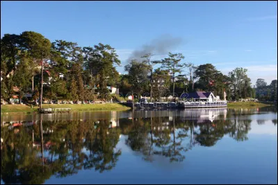 Quel est ce lac situ&eacute; au centre de la ville de D&agrave; Lat au Vietnam ?