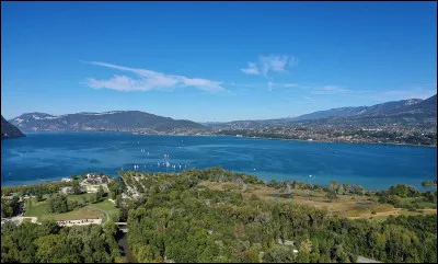 Quel est ce lac fran&ccedil;ais du d&eacute;partement de la Savoie, le plus grand lac glaciaire de France ?