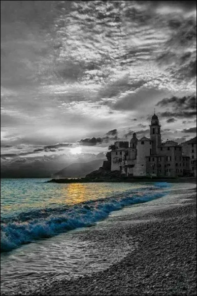 Septembre : quel chanteur né à Toulon, désertait les plages de sa ville natale en été pour les retrouver avec bonheur en septembre, qu'il honore par les paroles "C'est en septembre que l'on peut vivre pour de vrai" ?