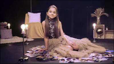 Depuis que t'es parti
Je me sens seule
Avec les vagues
Sur la promenade du clair de lune
De quelle chanson sont ces paroles ?