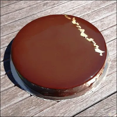 Comment appelle-t-on en p&acirc;tisserie l�action de rendre lisse et brillant un biscuit ?