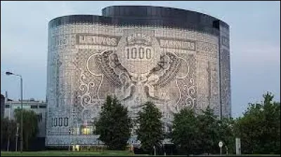 Quelle information concernant le Banknote building, en Lituanie, est fausse ?