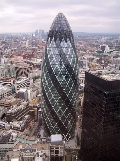 Quelle information concernant la St Mary Axe, à Londres, est fausse ?