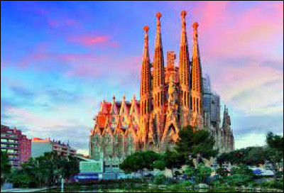 Quelle information concernant la Sagrada Familia de Barcelone est fausse ?