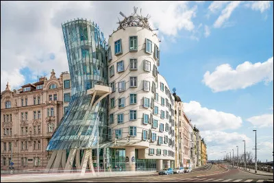 Quelle information concernant La Maison dansante, à Prague, est fausse ?