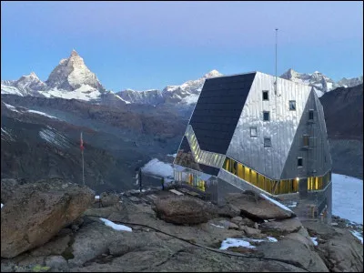 Quelle information concernant la cabane du Mont-Rose, en Suisse, est fausse ?