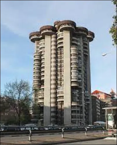 Quelle information concernant les Torres Blancas, à Madrid, est fausse ?