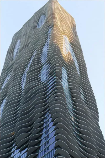 Quelle information sur l'édifice Aqua, à Chicago, est fausse ?