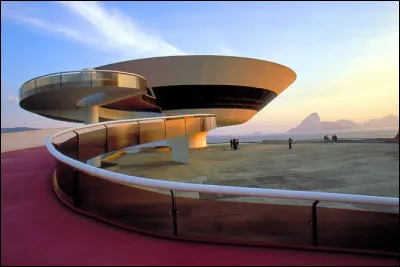 Quelle information concernant le musée dart contemporain de Niterói, au Brésil, est inexacte ?