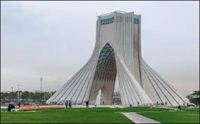 Quelle information concernant la tour Āzādi, en Iran, est inexacte ?