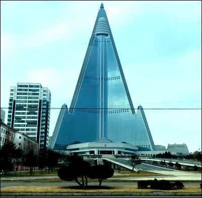 Quelle information concernant l'hôtel Ryugyong, à Pyongyang, est fausse ?