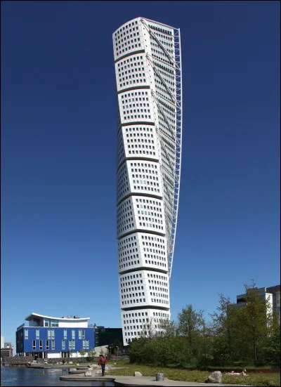 Quelle information concernant la Turning Torso, en Suède, est inexacte ?