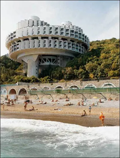 Quelle information concernant le Druzhba Holiday Center est inexacte ?