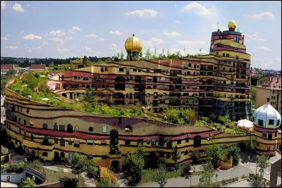 Quelle information concernant le Waldspirale ou la forêt en spirale, à Darmstadt, en Allemagne, est inexacte ?
