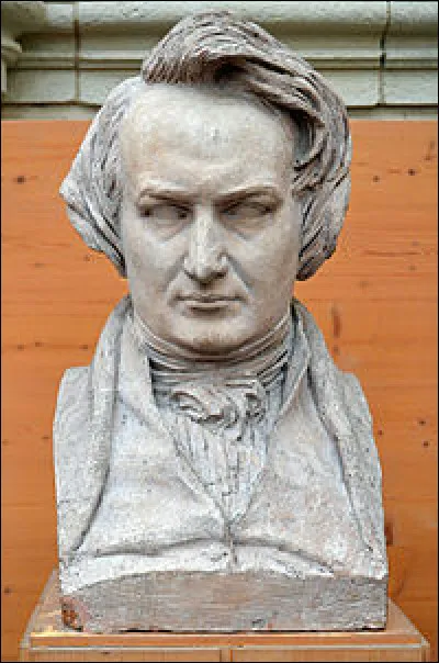 Ce sculpteur et médailleur, représentatif du romantisme dans la sculpture française du XIXe siècle, auteur de ce buste de Victor Hugo et dont le nom est associé à Angers sa ville natale, se nomme ...