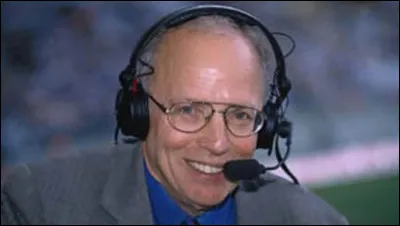 Ce journaliste sportif, commentateur de nombreux matchs, c'est Thierry ...