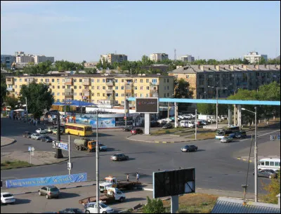 Dans quel pays la ville de Karaganda, 480 000 habitants, se trouve-t-elle ?