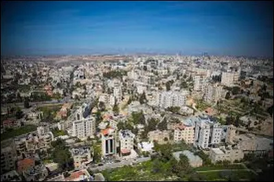 Dans quel pays se trouve la ville de Ramallah ?