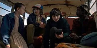 Qui parle en premier au talkie walkie pour retrouver Mike et sa bande qui se cachaient dans un bus à la décharge ?