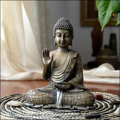 Dans le bouddhisme, comment est considéré le plaisir ?