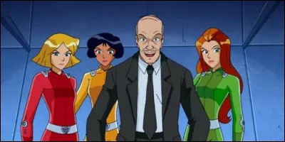 Qui embauche Sam, Alex et Clover dans "Totally Spies !" ?