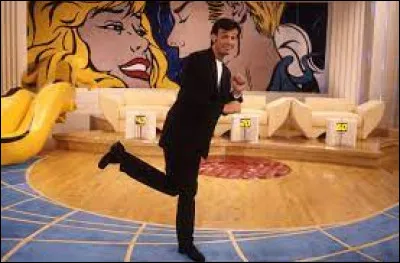 "Les Z'amours" : Quel était le style des fresques peintes sur les murs en guise de décor ?