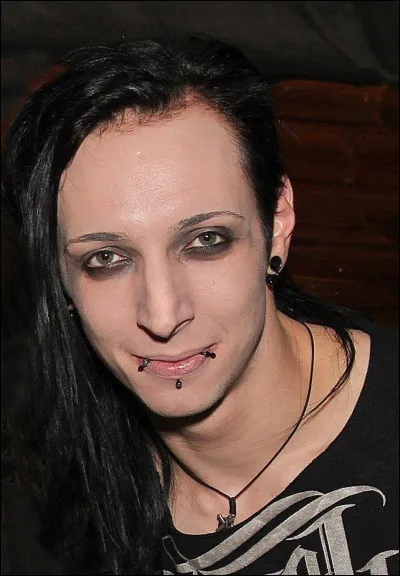 Dans le clip de "Till Death Us Do Part", de quel instrument Gared Dirge joue-t-il ?