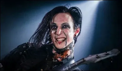 Dans le clip de "Hold On To Me" de Scarlet Dorn, de quel instrument Gared Dirge joue-t-il ?