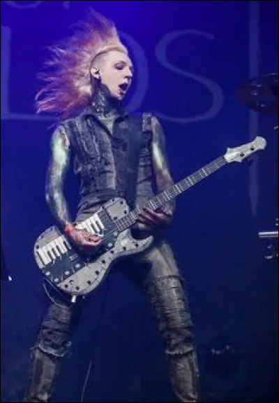 Dans le clip de "Bad Romance", de quel instrument Gared Dirge joue-t-il ?