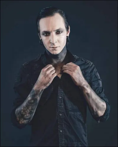 Dans le clip de "The Gospel Of Judas", de quel instrument Gared Dirge joue-t-il ?