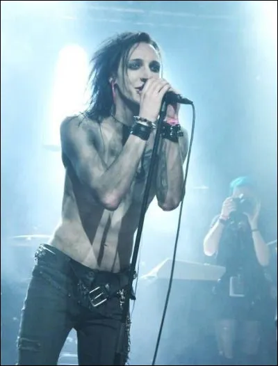 Dans le clip de "Priest", de quel instrument Gared Dirge joue-t-il ?