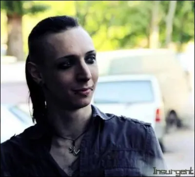 Dans le clip de "Black Halo", de quel instrument Gared Dirge joue-t-il ?