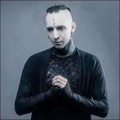 Dans le clip de "On This Rock I Will Build My Church", de quel instrument le faux Gared Dirge joue-t-il ?